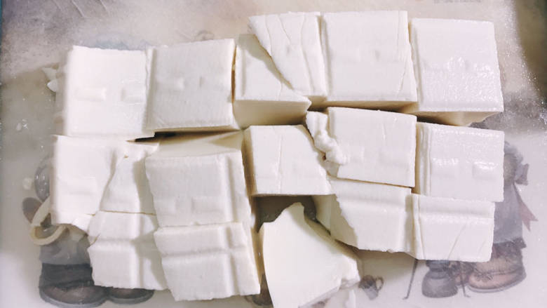 红糖豆腐脑,豆腐脑很容易碎,小心点切小块