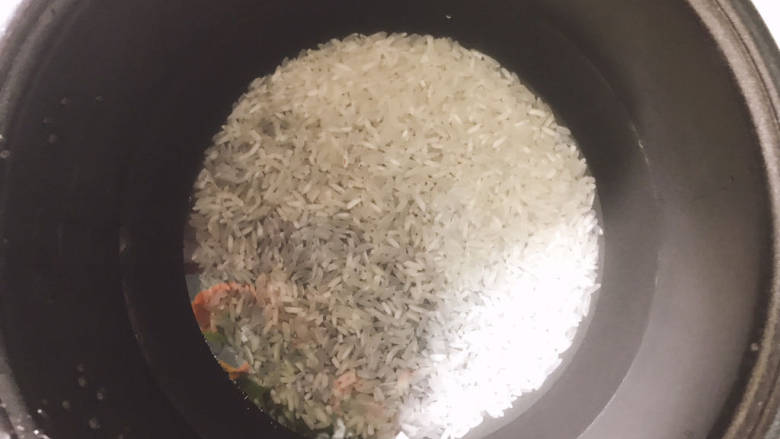 牛奶番薯粥,大米清洗后倒入电饭锅中,加入适量水