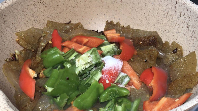 椒麻香浮皮,摆入锅边,中间放入青红辣椒,加盐炒入味
