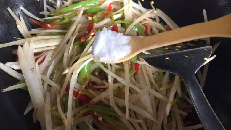 白萝卜炒鸡蛋,炒软,加入适量盐