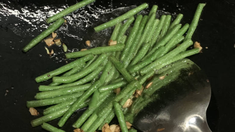 干煸茄子豆角,继续翻炒,要有耐心。