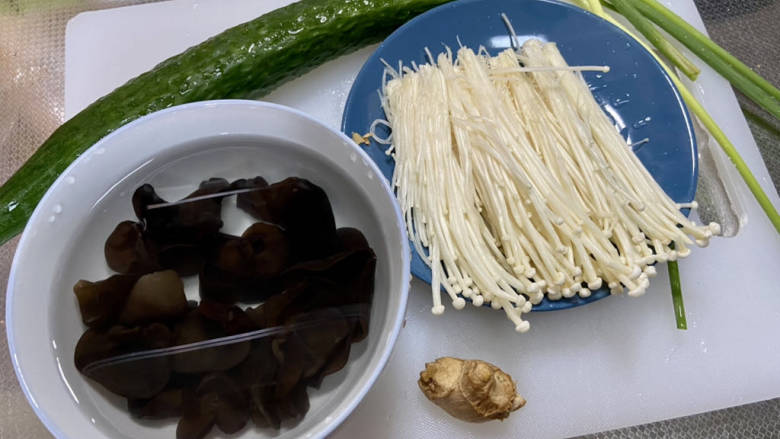 油泼鱼➕葱香浓郁油泼鱼片,黄瓜搓洗干净,木耳流动水下揉搓洗净,金针菇去根洗净,姜搓洗干净,小葱择好洗净