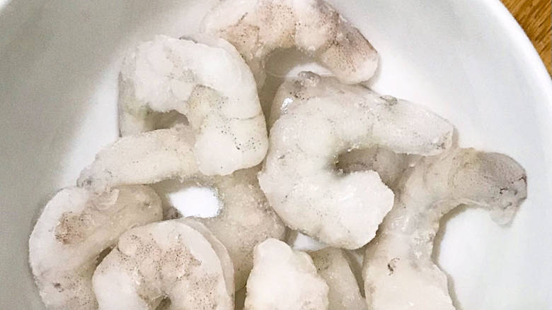 玉米虾仁蛋炒饭,准备适量虾仁🍤