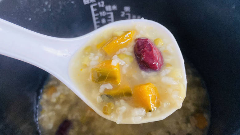 绿豆南瓜粥,待时间到,再焖五分钟