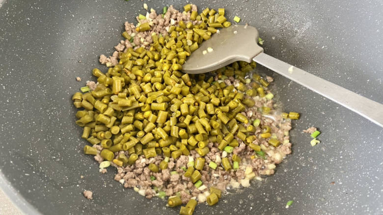 酸豆角炒茭白➕酸豆角牛肉炒茭白,加入酸豆角,中火煸炒,炒干水分