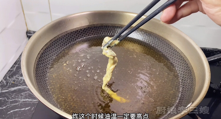 酥脆可口的香酥香菇制作教程,下油锅炸