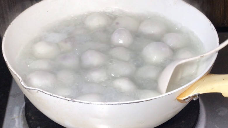 紫薯桂花汤圆,2分钟后打开锅盖,汤圆浮在水面即可,用汤勺轻轻的推均匀