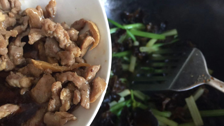 芹菜木耳炒肉丝,倒入炒好的肉丝,翻拌均匀入味即可