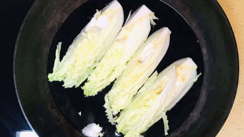 凉拌娃娃菜,加入锅里,加水焯水