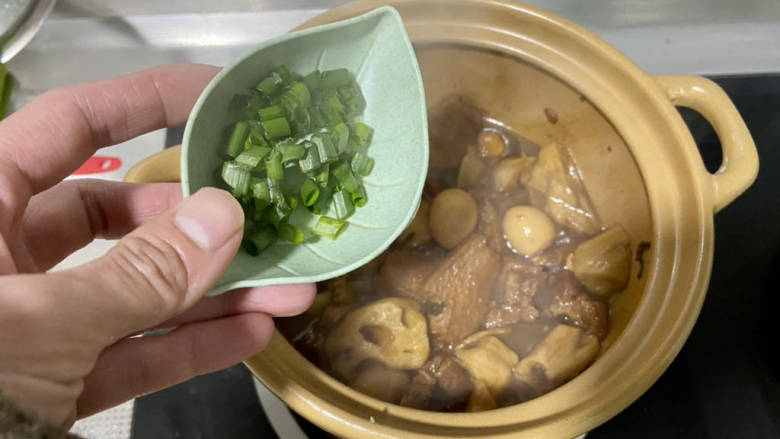 五花肉焖莲藕,开盖,撒葱末,即可上桌享用