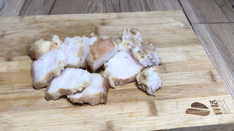 猪肉烧板栗,煮好的猪肉捞出,切成适合的块