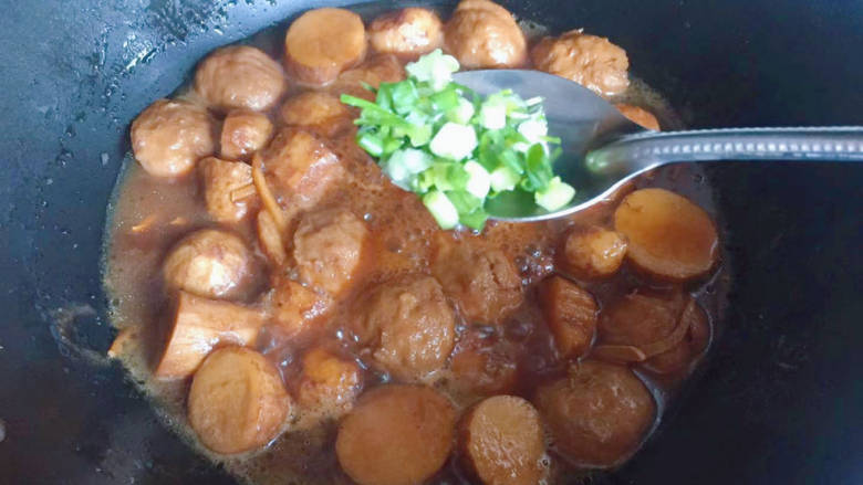 肉丸烧芋头,焖至芋头酥软,肉香味出来,撒上葱花