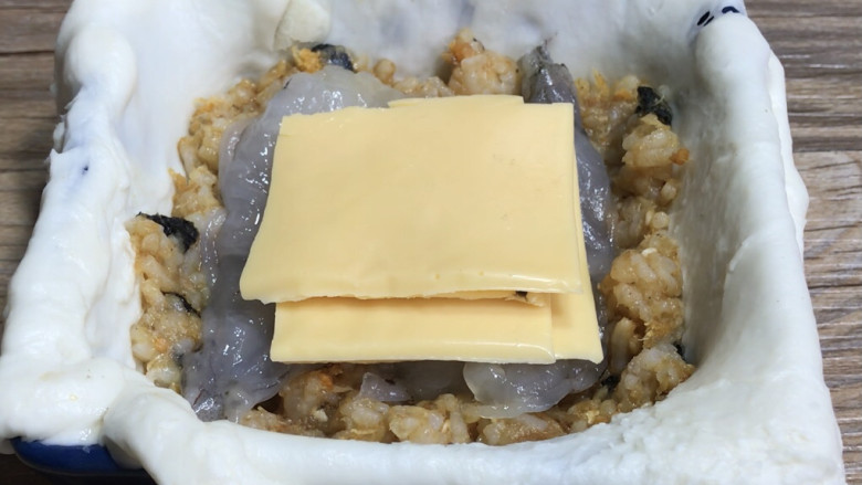 芝士鲜虾饭包,将<a style='color:red;display:inline-block;' href='/shicai/ 62159'>芝士片</a>折合成米饭一半大的小方块,放在米饭中间