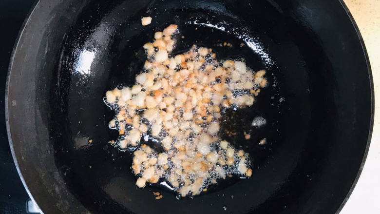 蒜苔五花肉,慢火炸出油脂,留下一小部分,倒出来多余油脂,下次再用