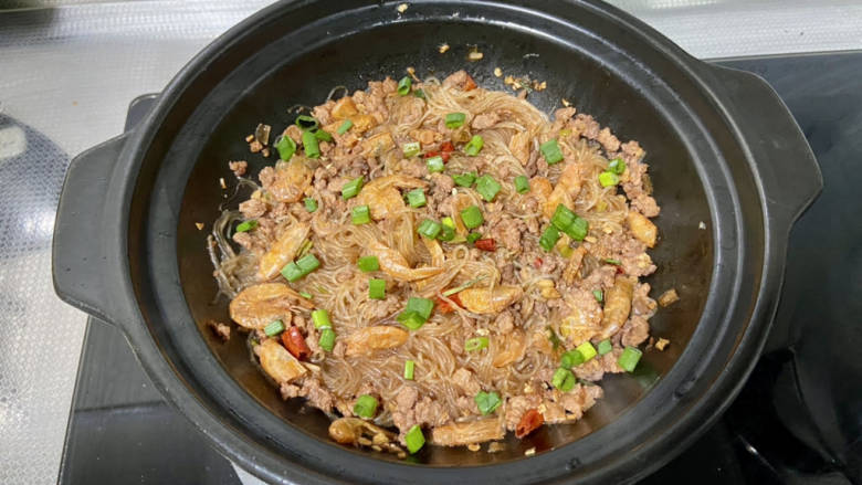 虾米粉丝煲➕肉末虾干粉丝煲,开盖,撒葱末即可上桌享用