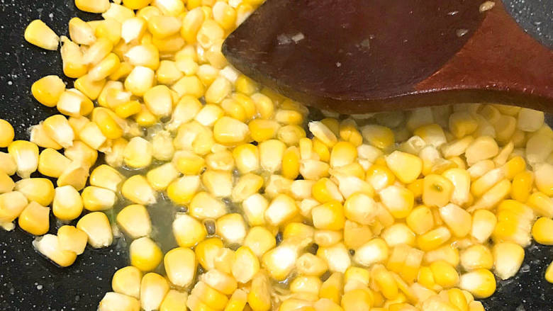 玉米虾仁蛋炒饭,倒进玉米粒,翻炒