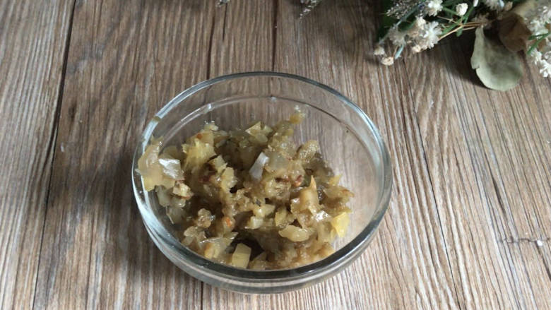 海鲜小馄饨,榨菜切碎备用,(勤快点放入油锅炒一下更香)