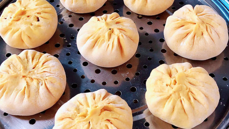 豆腐包子,放入锅中二次发酵30分钟、大火蒸15分钟,焖三分钟。(加入南瓜的面不太好掐紧包子口,注意力度哟!)