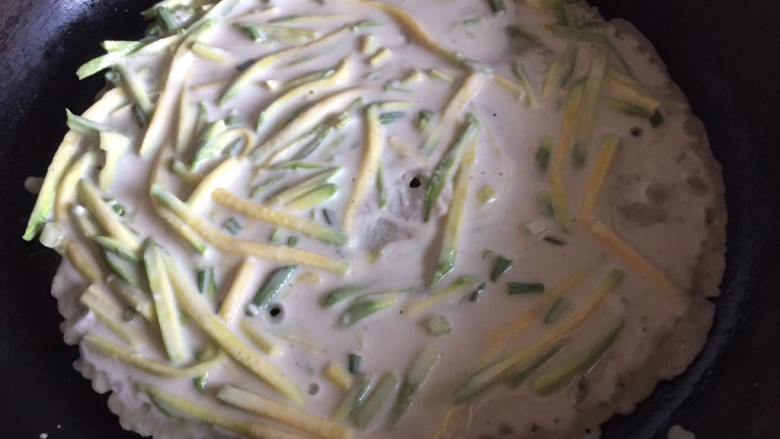 南瓜丝面饼,舀入面糊,摊成饼状