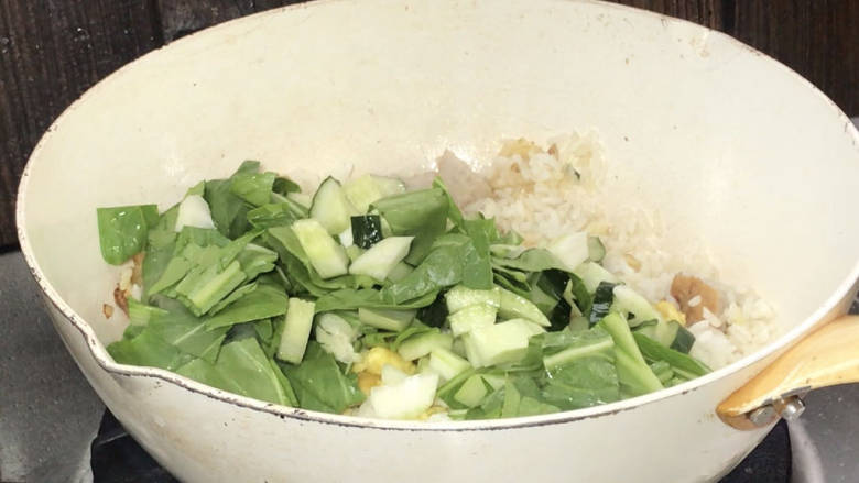 黄瓜蛋炒饭,2分钟后打开锅盖,炒匀,再加入鸡蛋和其余的食材,炒匀至断生