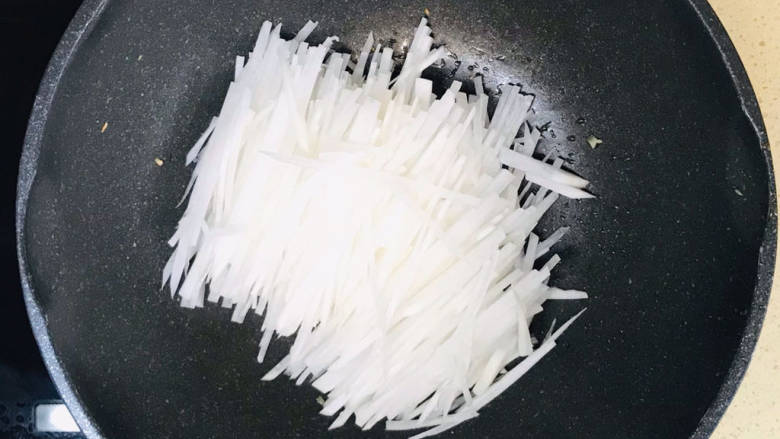 萝卜蛤蜊汤,起油锅,油烧热,加入萝卜丝煸炒