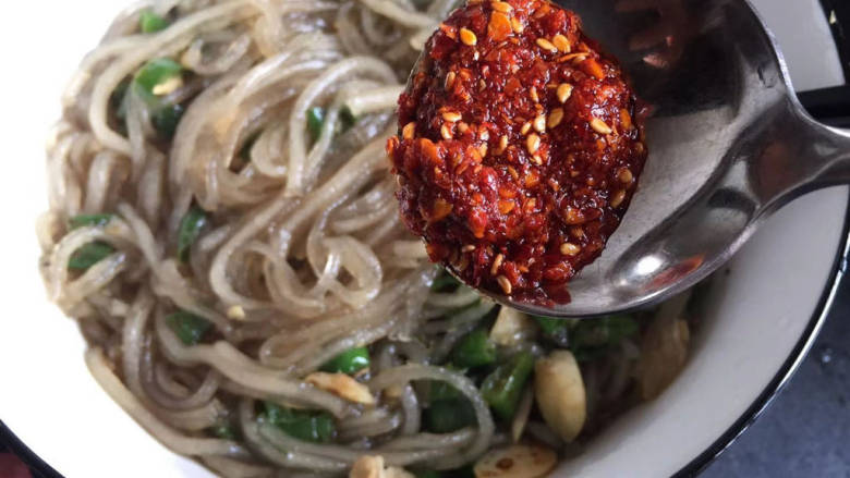 酸汤粉,倒入煮好的粉,加一小勺油辣椒
