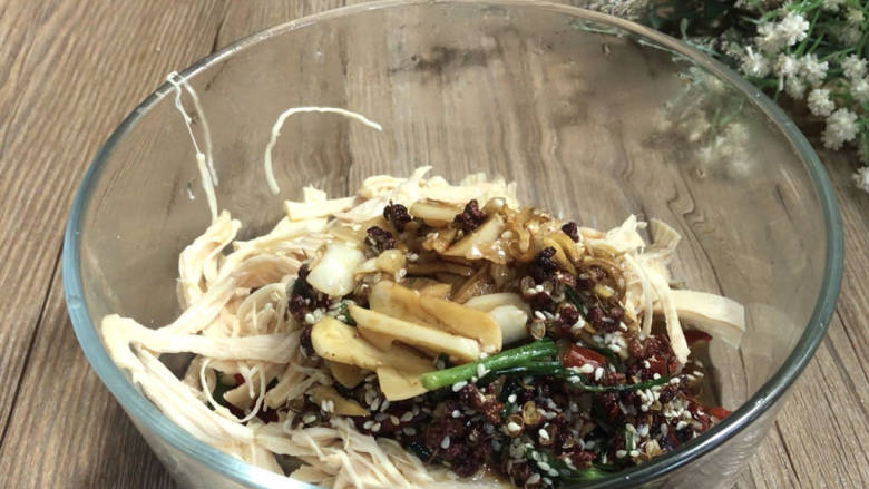 椒麻手撕鸡,倒入刚调好的料汁,拌匀