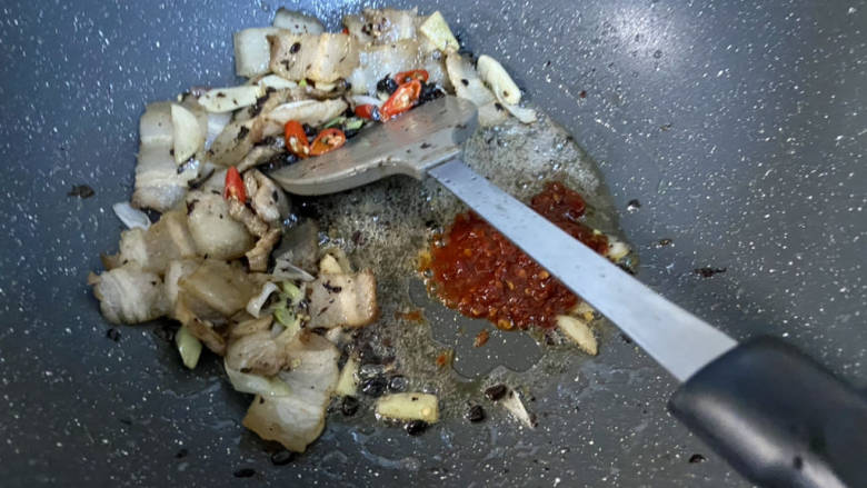 蒜苔五花肉➕蒜苔回锅肉,食材推到一边,加入一汤匙<a style='color:red;display:inline-block;' href='/shicai/ 46964'>郫县豆瓣酱</a>小火炒出红油后,与食材翻炒均匀
