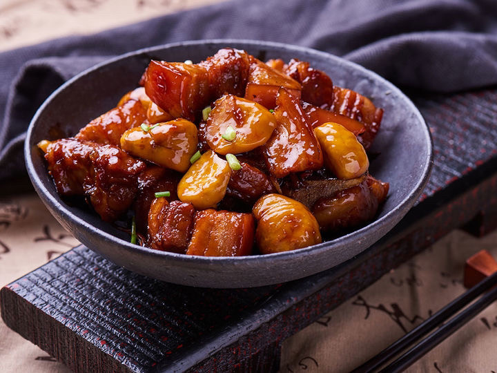 板栗排骨煲,排骨炖软烂入味才会非常好吃,入口即化,板栗呢面面的口感。