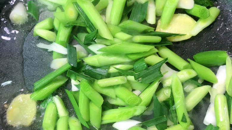 蒜苗炒牛肉,放入蒜白部分先炒2分钟