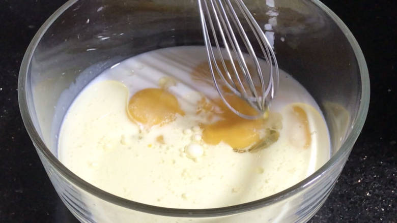 圣诞树蛋糕,蛋黄中加入剩下的面粉以外的所有食材,拌匀至白糖溶化
