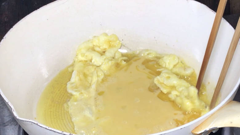 玉米虾仁蛋炒饭,再起锅热油,倒入蛋液,炒熟成小块,捞出备用