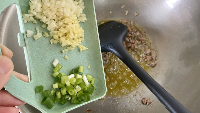 鱼香茄子盖饭,下姜末蒜末葱白,中小火煸香