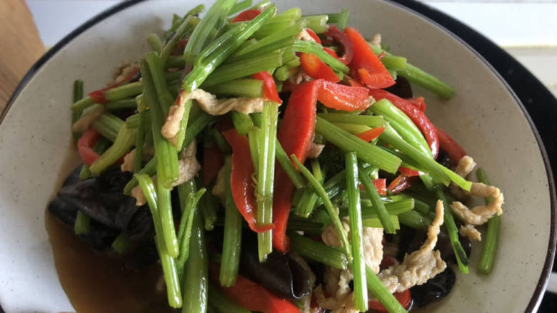 芹菜木耳炒肉丝,关火,装盘