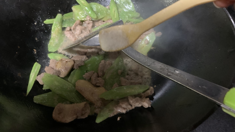 莴苣炒牛肉,加入适量盐