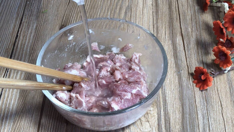 莲藕瘦肉粥,再加少许清水,搅拌至上劲,腌制备用