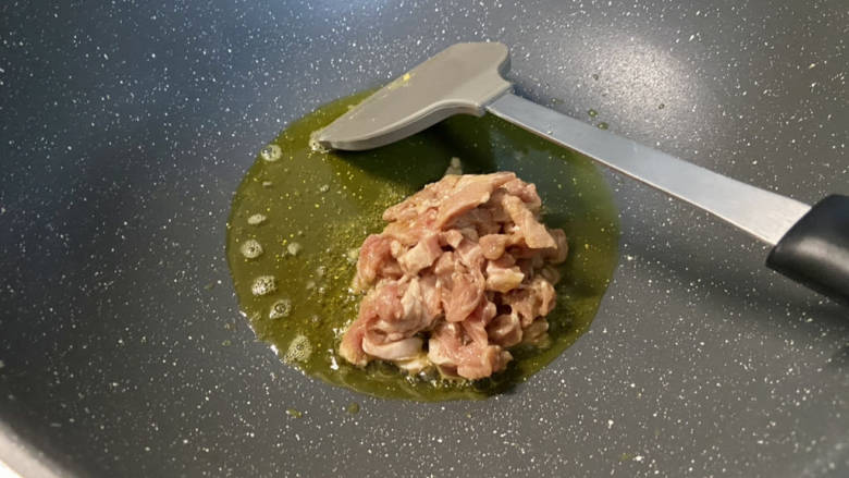 千张肉丝,热锅冷油,下腌制后肉丝,滑炒变色盛出备用