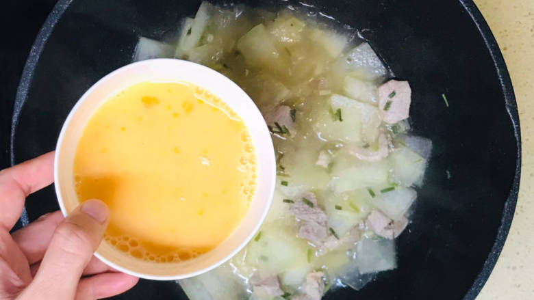 冬瓜瘦肉汤,开锅后,淋入鸡蛋液,继续煮至鸡蛋液凝固