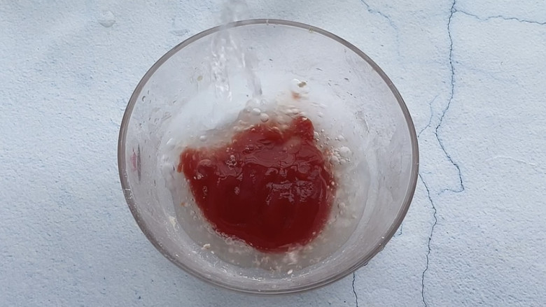番茄里脊,先调勾芡汁,把<a style='color:red;display:inline-block;' href='/shicai/ 59'>番茄</a>,水,淀粉混合