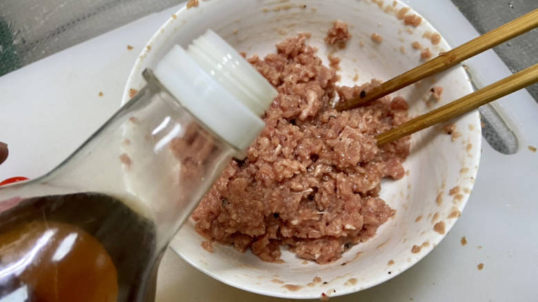 牛肉丸子汤➕生菜平菇牛肉丸子汤,最后加入一茶匙香油,拌匀即可,如果觉得肉馅水分太多无法成团可以加入适量淀粉