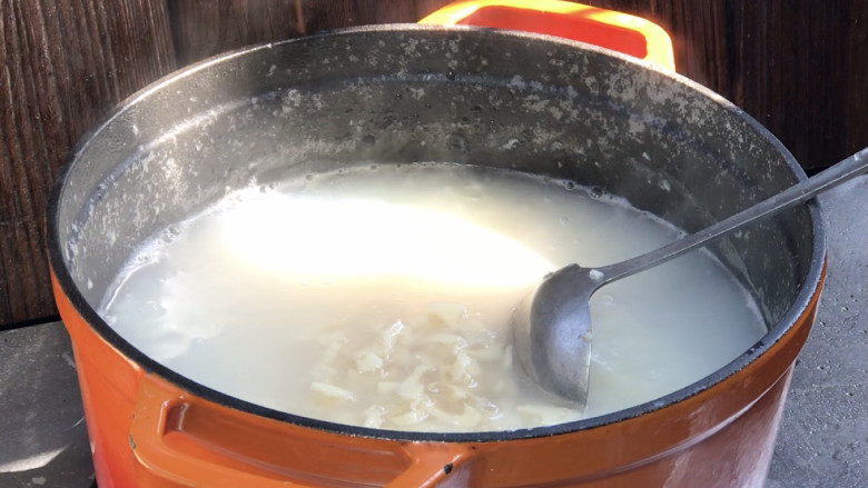 莲藕瘦肉粥,加入藕碎,拌匀煮沸后继续煮5分钟左右
