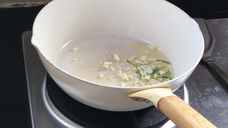 西红柿炒土豆丝,再起锅热油,放入葱段和蒜末炒香