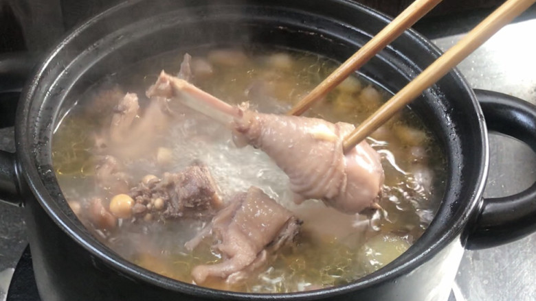 花生土鸡汤,1小时后用筷子轻轻插透鸡肉,即可