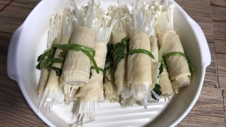 金针菇豆皮卷,用香菜打个蝴蝶结,全部包好