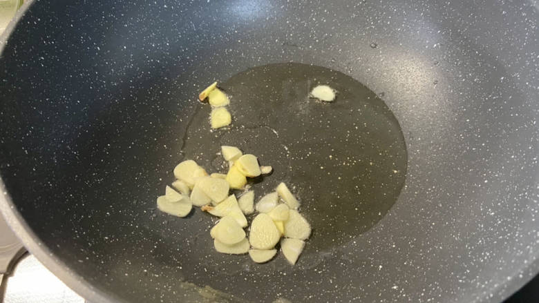 炒白果芹菜,热锅冷油,油温热,下蒜片姜片,中小火煸香
