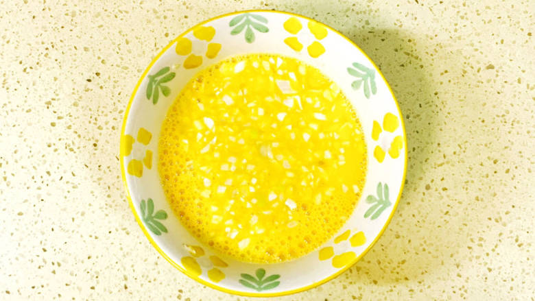 蛋蒸螃蟹,加入葱姜末，搅拌均匀