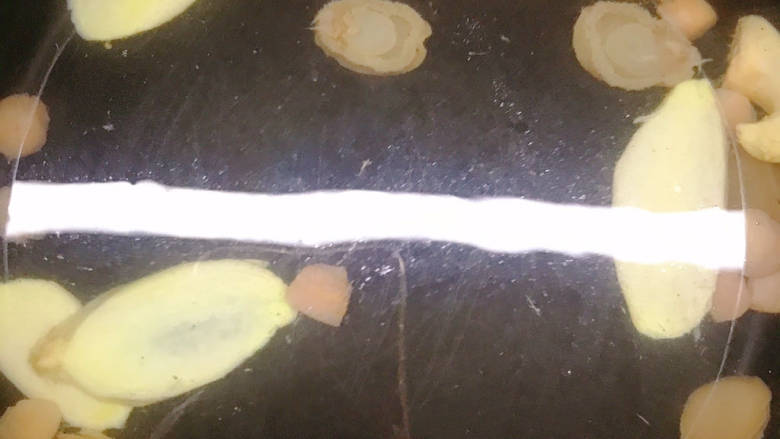 木耳扇骨汤,放入泡好的鲍鱼和瑶柱,泡发的水一起倒入锅中