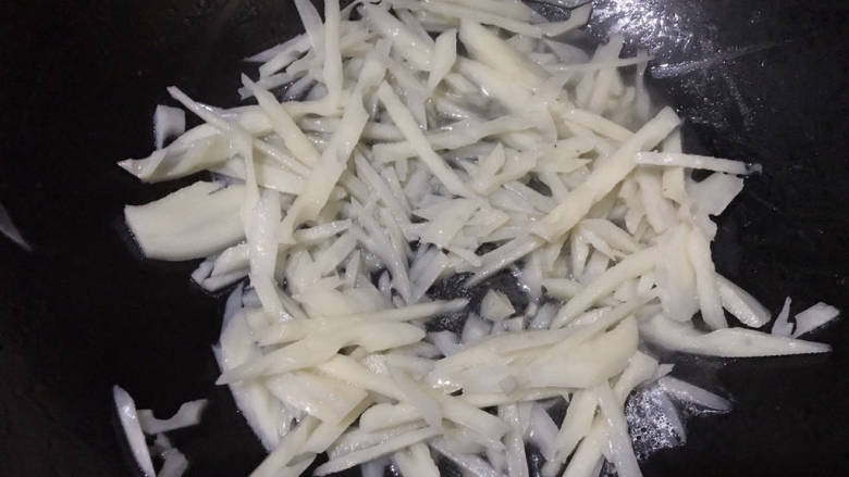 炒藕丝,加适量温水,焖煮2~3分钟