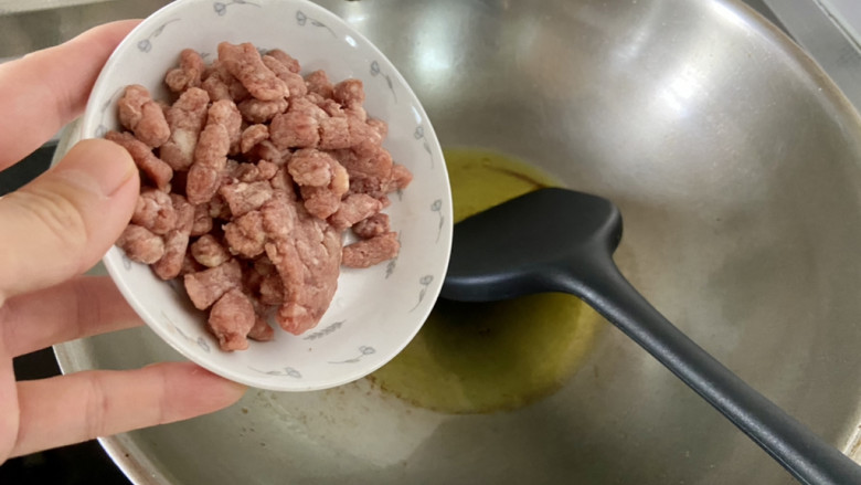 鱼香茄子盖饭,热锅冷油,下肉末,中小火炒散煸炒出油