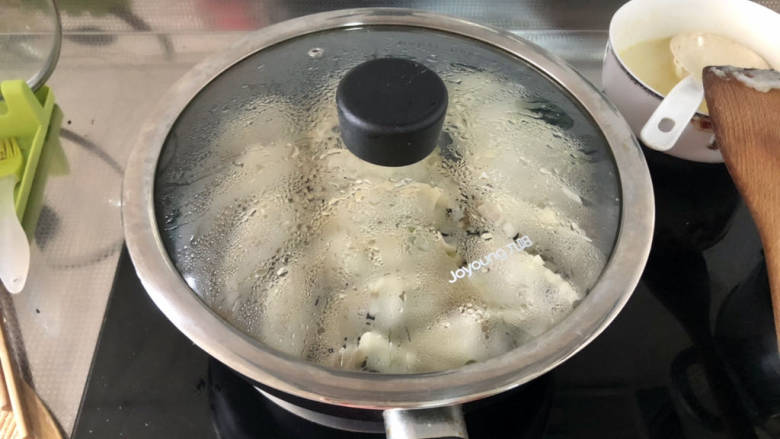 牛肉锅贴➕牛肉芹菜锅贴,加盖中小火焖煮约5分钟,